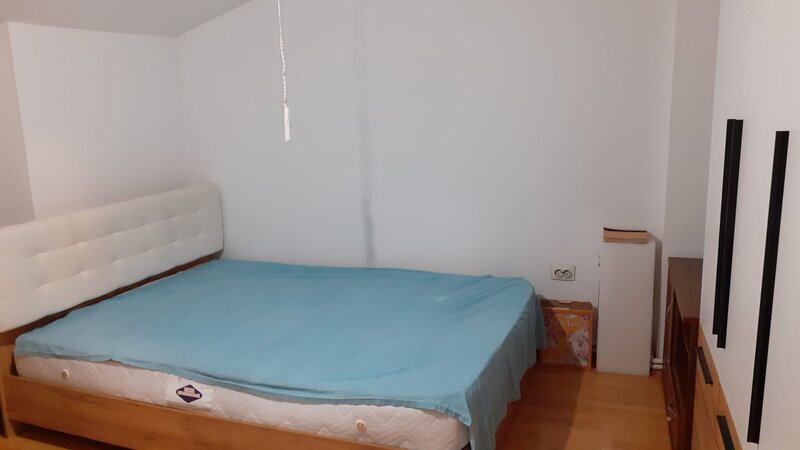 Camera la mansarda zona Armeneasca (doar pt. fete).